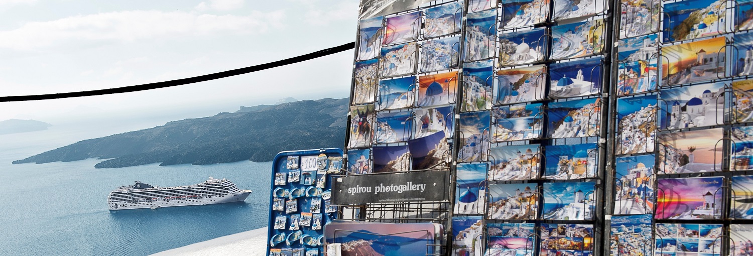 MSC Musica pri gréckom Santorini. Image: MSC Cruises